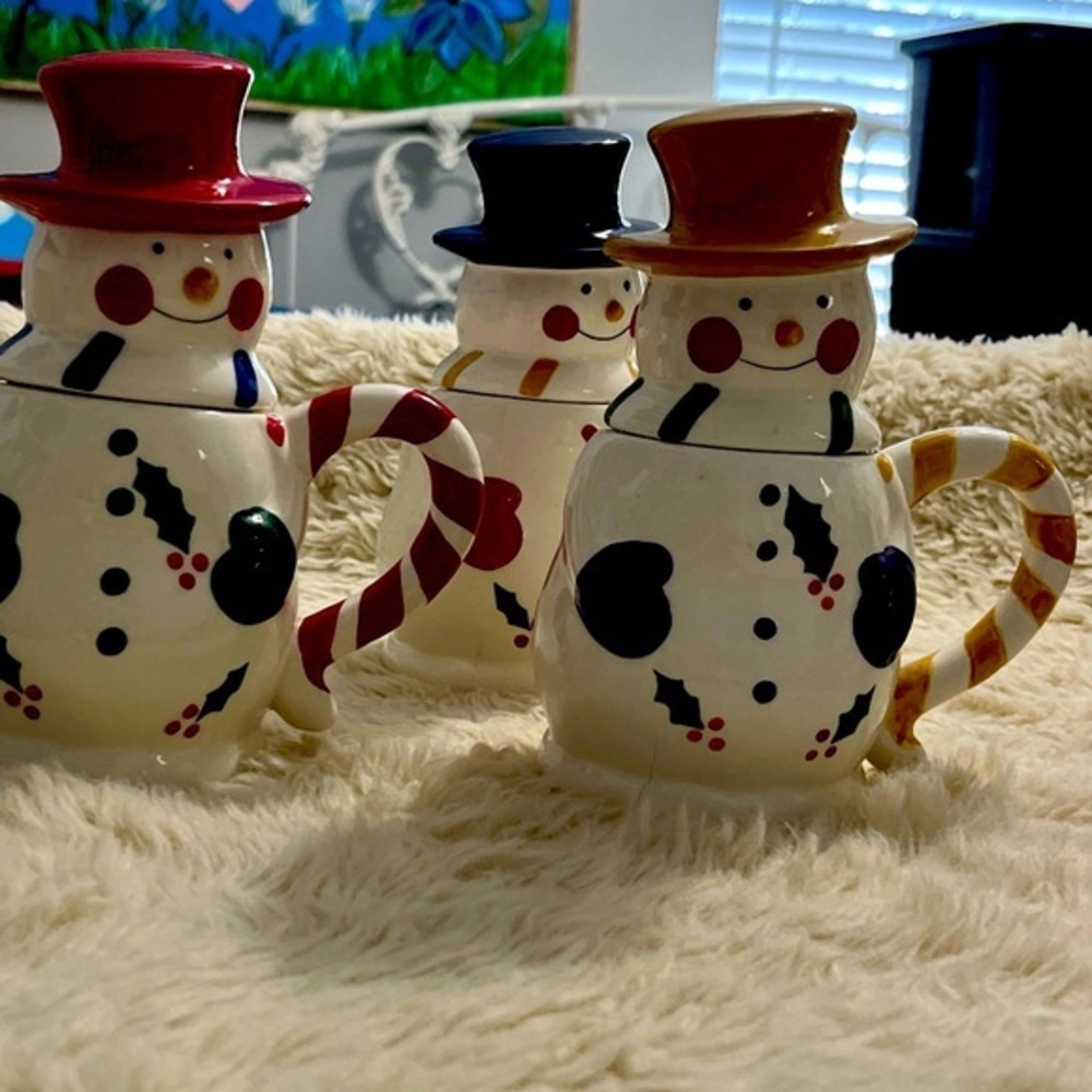Snowman Tea Set with four cups and lids and teapot.mChristmas decor